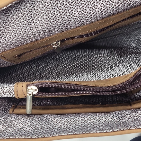 Classic Leather Messenger Bag 16x12 - Picture 5 of 9